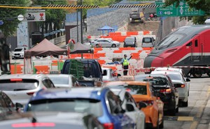 [Photo News] Traffic resumes beneath Seosomun overpass after collapse