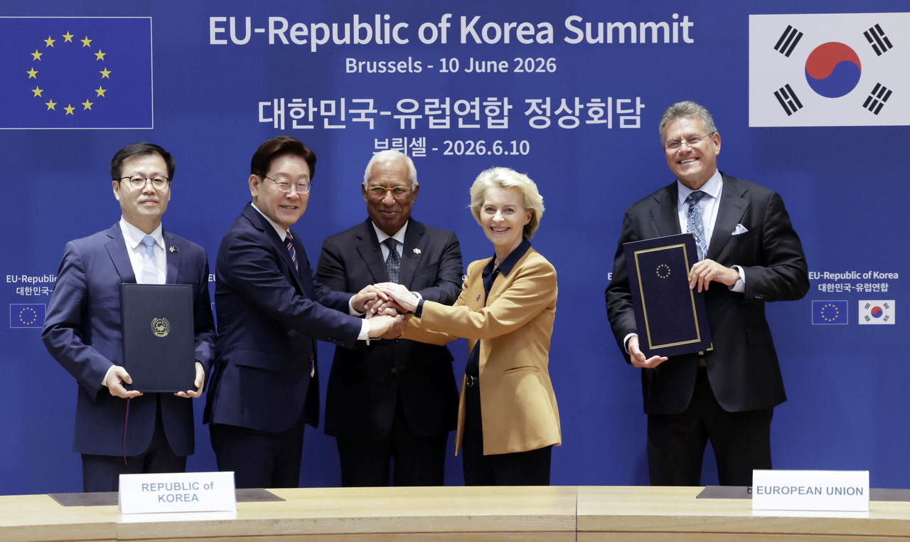 President Lee Jae Myung, EU Council President Antonio Costa (center) and European Commission President Ursula von der Leyen pose for a photo after signing a Digital Trade Agreement at the EU Council headquarters in Brussels, Belgium, on Friday (local time). From left: Trade Minister Yeo Han-koo, President Lee Jae Myung, EU Council President Antonio Costa, European Commission President Ursula von der Leyen, and EU Commissioner for Trade and Economic Security Maros Sefcovic. [Yonhap]