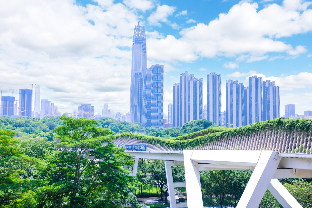 A skypath that links UpperHills and a park is seen in this photo taken in Shenzhen on June 24. (Xinhua News Agency)