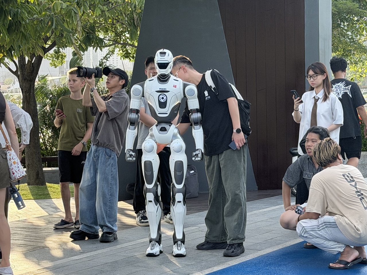 A robot demonstration takes place at Shenzhen Talent Park in Nanshan District, Shenzhen, on June 24. (Park Ga-young/The Korea Herald)