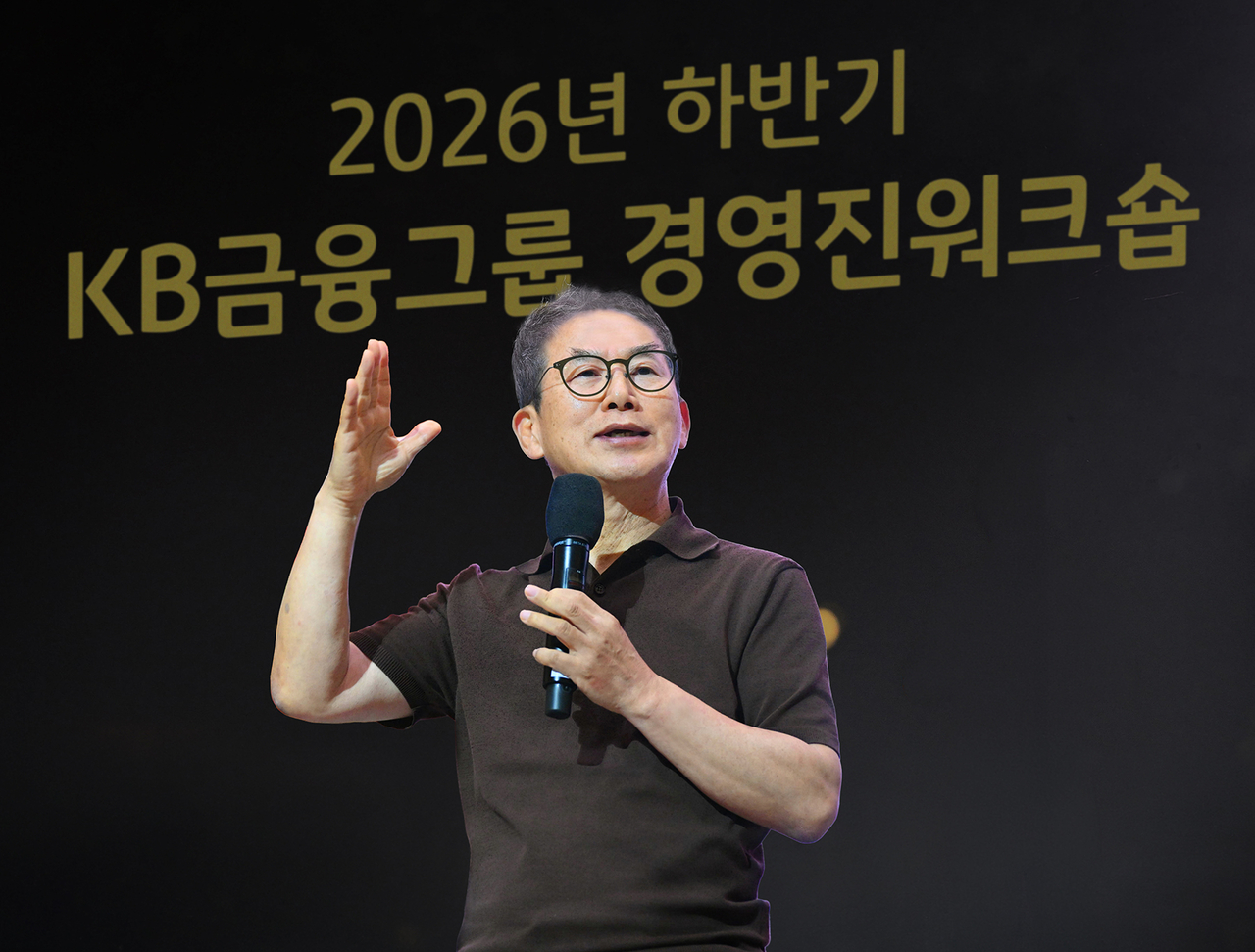 KB Financial Group Chairman Yang Jong-hee speaks at the group's executive workshop held at the KB Injaenium training center in South Gyeongsang Province on Friday. (KB Financial Group)