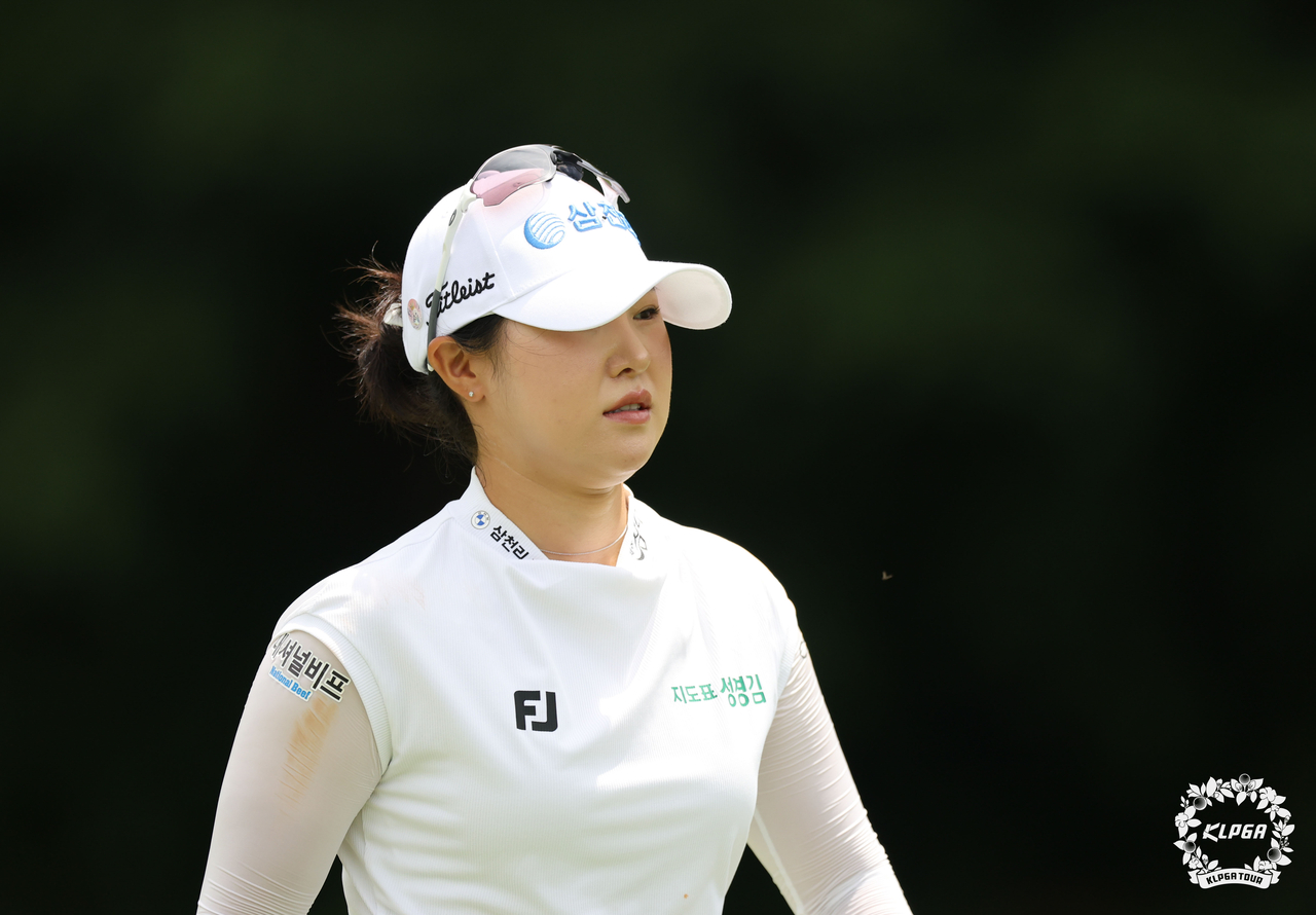 Ko Ji-woo celebrates her wire-to-wire victory at the Hi One Resort Women's Open. [Photo=KLPGA]