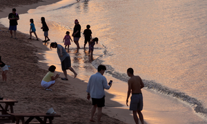 Summer heat sends 200,000 to Gangwon beaches for weekend dip