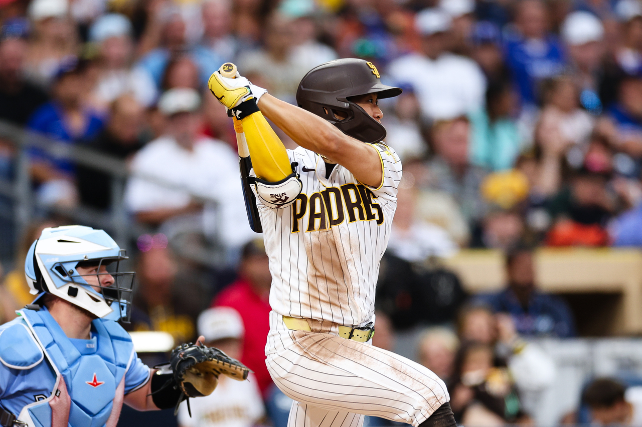 San Diego Padres' Song Sung-mun hits a two-RBI single against the Toronto Blue Jays in the third inning of a baseball game in San Diego on Saturday.  AP-Yonhap