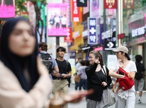 Late-night fried chicken? Tourists are ordering like locals
