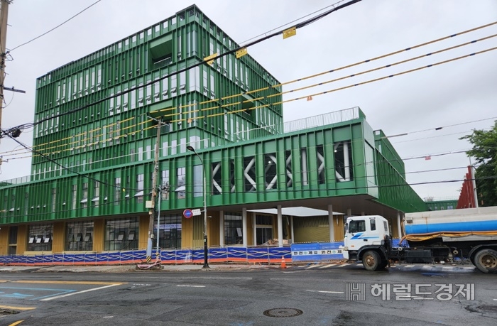 7월 현재 장천동에 신축 중인 순천시청 신청사.  /박대성 기자