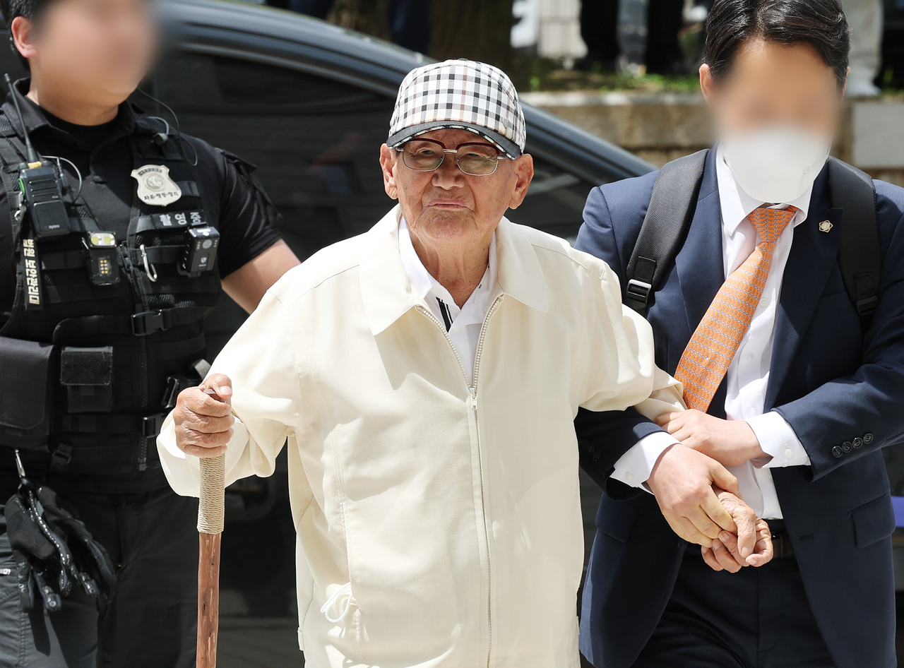 Lee Man-hee, the head of Shincheonji Church of Jesus, arrives at the Seoul Central District Court in Seocho-gu, Seoul, for a court hearing on his arrest on June 24. (Yonhap)