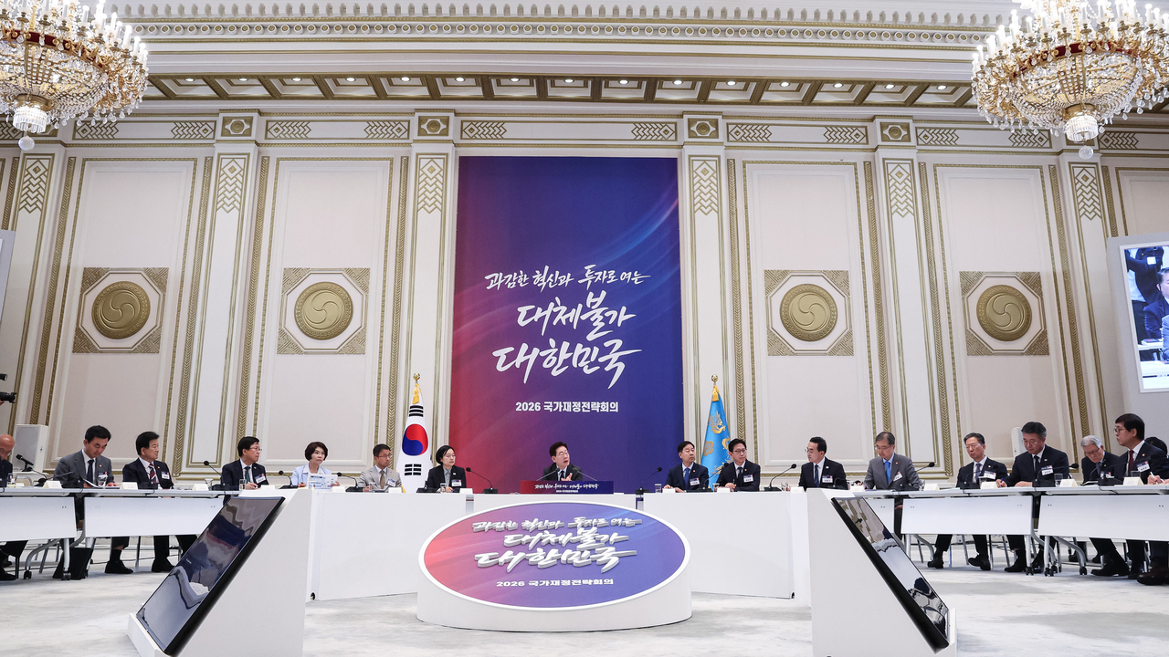 President Lee Jae Myung chairs a national fiscal strategy meeting at Cheong Wa Dae on Monday. (Yonhap)