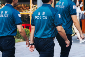 Woman rams police cars for an hour with 8-year-old daughter inside