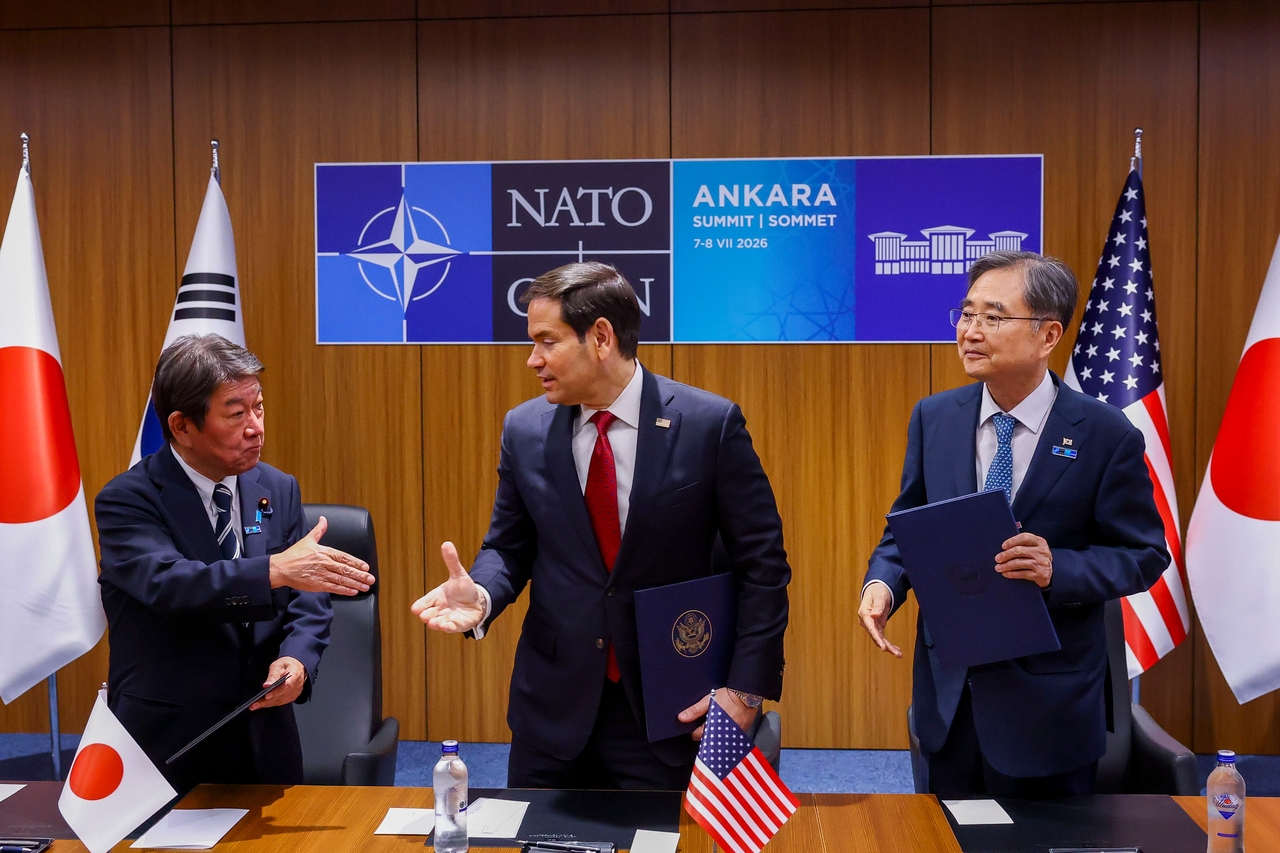 US Secretary of State Marco Rubio (center), Japanese Foreign Minister Motegi Toshimitsu (left) and South Korean Foreign Minister Cho Hyun attend a trilateral meeting on the sidelines of the NATO leaders' summit, in Ankara, Turkey on July 7. (AP via Yonhap)