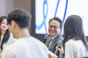 [Photo News] Shinhan chief mentors future leaders
