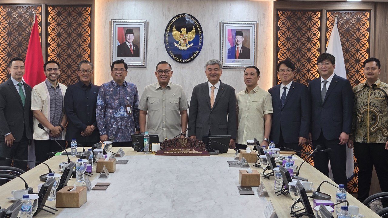 Officials from Daewoo Engineering & Construction and the Indonesian government — including Daewoo E&C Chairman Jung Won-ju (fifth from right) and Todotua Pasaribu (fifth from left), Indonesia's vice minister of investment and downstream industries — pose for a photo during a meeting in Indonesia on Thursday. (Daewoo E&C)