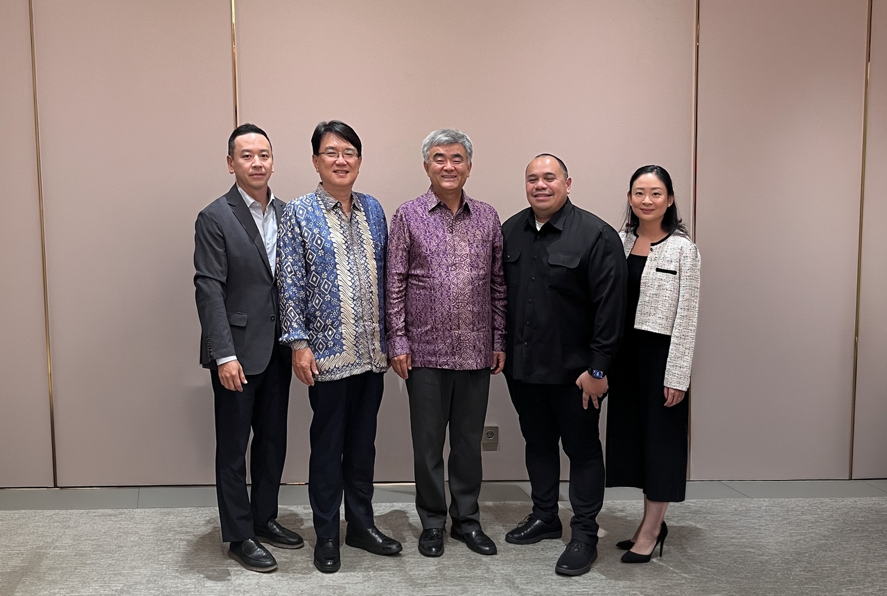 Officials from Daewoo Engineering & Construction and Indonesia's sovereign wealth fund Danantara, including Daewoo E&C Chairman Jung Won-ju (center) and Pandu Sjahrir (second from right), chief investment officer of Danantara, pose for a photo during a meeting in Indonesia on Friday. (Daewoo E&C)