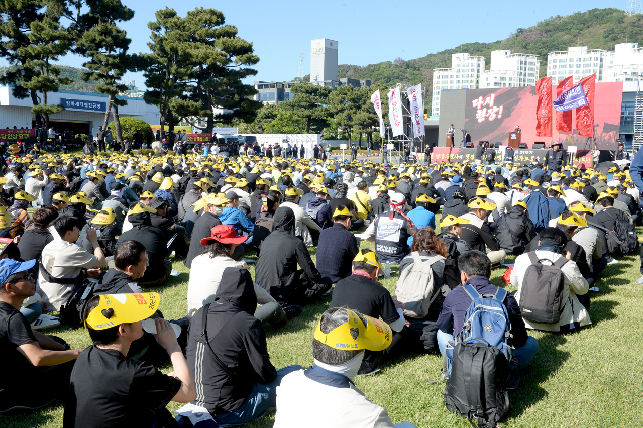 Members of the Hyundai Motor branch of the Korean Metal Workers’ Union hold a rally in front of the automaker’s plant in Buk-gu, Ulsan, on May 13, to launch their campaign for this year’s collective bargaining negotiations. (Newsis)