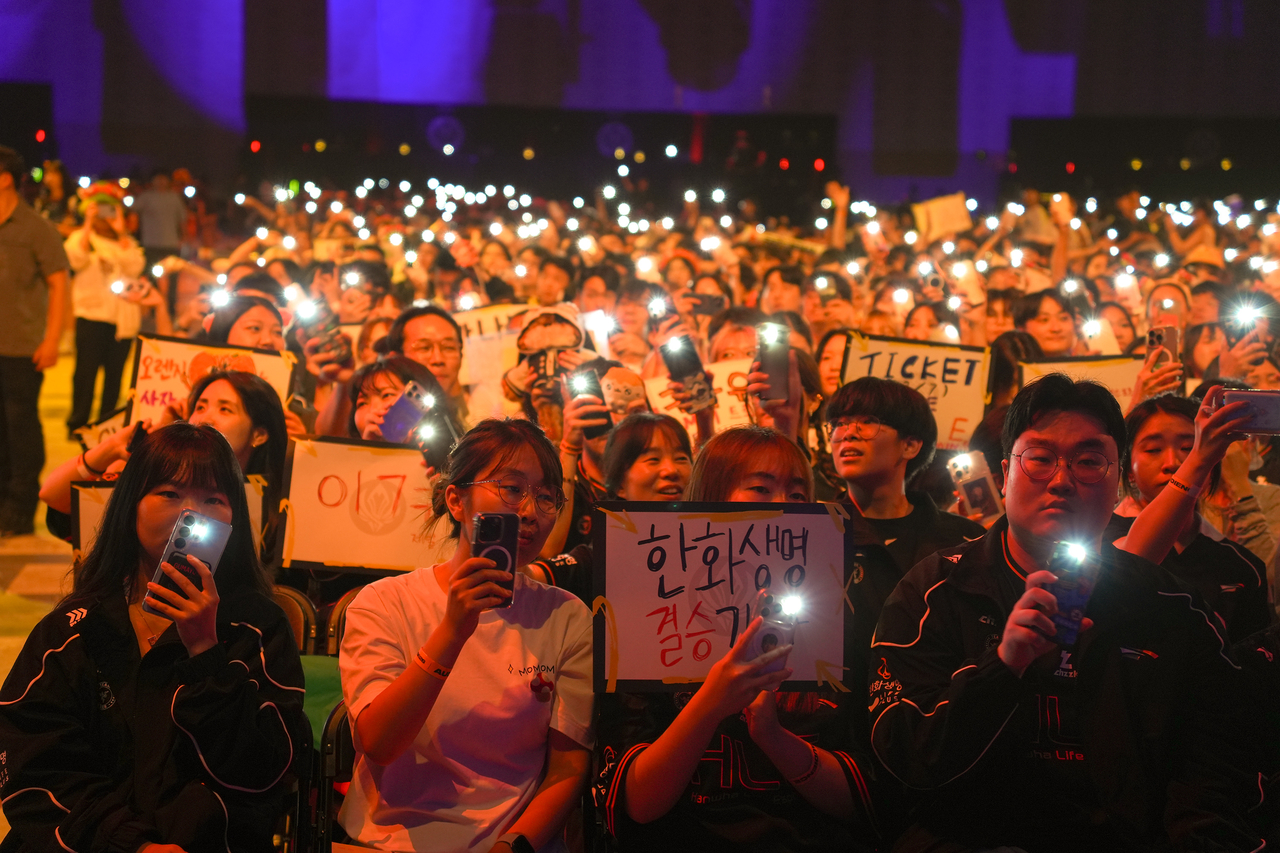 Fans cheer on Hanwha Life Esports during the bracket stage of the 2026 Mid-Season Invitational in Daejeon on Saturday. (Yonhap)