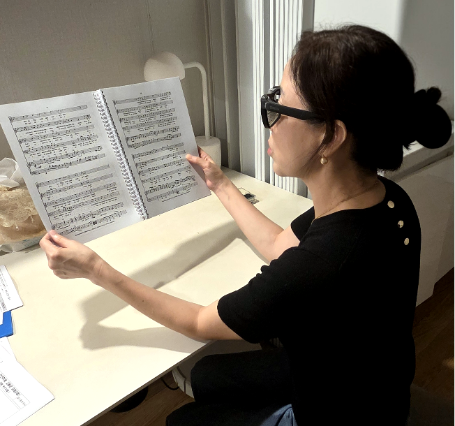 Kim Min-jung (pseudonym) reads sheet music using Envision Glasses provided by the Korea Employment Agency for Persons with Disabilities. (Korea Employment Agency for Persons with Disabilities)