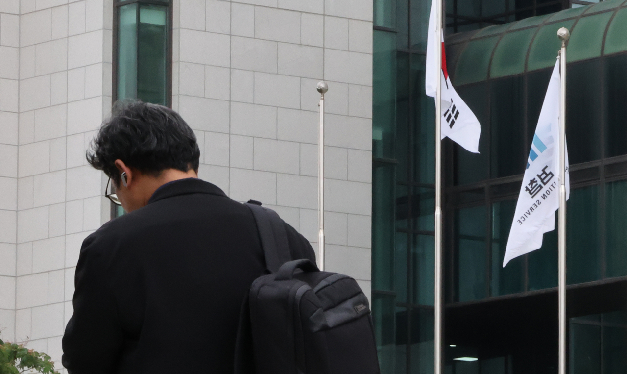This photo shows a man walking past the Supreme Prosecutors' Office in Seocho-gu, Seoul on June. 25. (Yonhap)