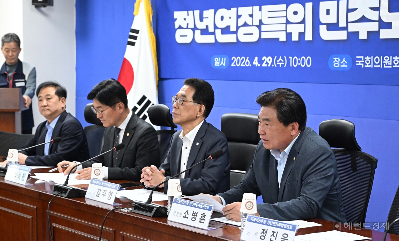 소병훈 국회 정년연장특위 위원장이 4월 29일 오전 서울 여의도 국회 의원회관에서 열린 ‘더불어민주당 회복과 성장을 위한 정년연장특위 민주노총 현장 노동자 간담회’에서 인사말을 하고 있다.  이상섭 기자