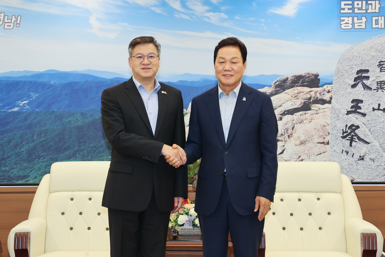 박완수(오른쪽) 도지사가 13일 천르뱌오 주부산중국총영사와 경남과 중국 간 협력 확대 방안을 논의하고 기념 촬영을 하고 있다. [경남도 제공]