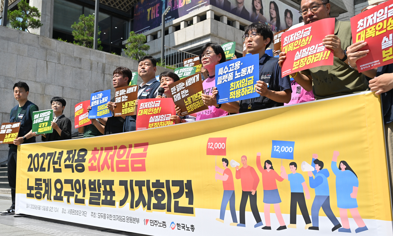 내년도 최저임금 결정을 위한 협상이 막바지에 접어들며, 이번 주 중 최종 결정될 것으로 예상되고 있다. 대기업 사용자와 노동계의 치열한 대립이 이어지는 가운데, 직격탄을 맞는 소상공인·자영업자들의 목소리가 배제돼 있다는 지적이 높다. 사진은 2일 소상공인연합회 회원들이 정부세종청사 최저임금위원회 앞에서 내년 최저임금 인상에 반대하는 기자회견(위쪽 사진), 한국노총이 지난달 서울 세종문화회관 앞에서 개최한 2027년 적용 최저임금 노동계 요구안 발표 기자회견 모습.  [연합·임세준 기자]
