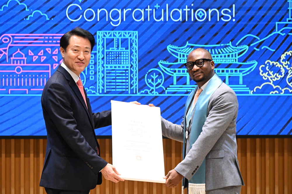 Seoul Mayor Oh Se-hoon (left) presents an Honorary Citizenship of Seoul certificate to a recipient at Seoul City Hall in 2023. (Seoul Metropolitan City)