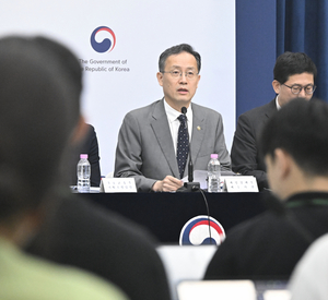 Korea lifts growth outlook, bets big on chip boom