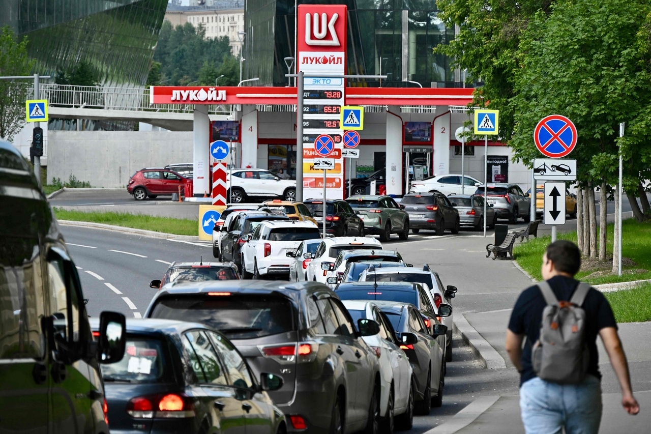 This file photo, released June 30, shows a long line in front of a gas station in Moscow, Russia. (AFP-Yonhap)