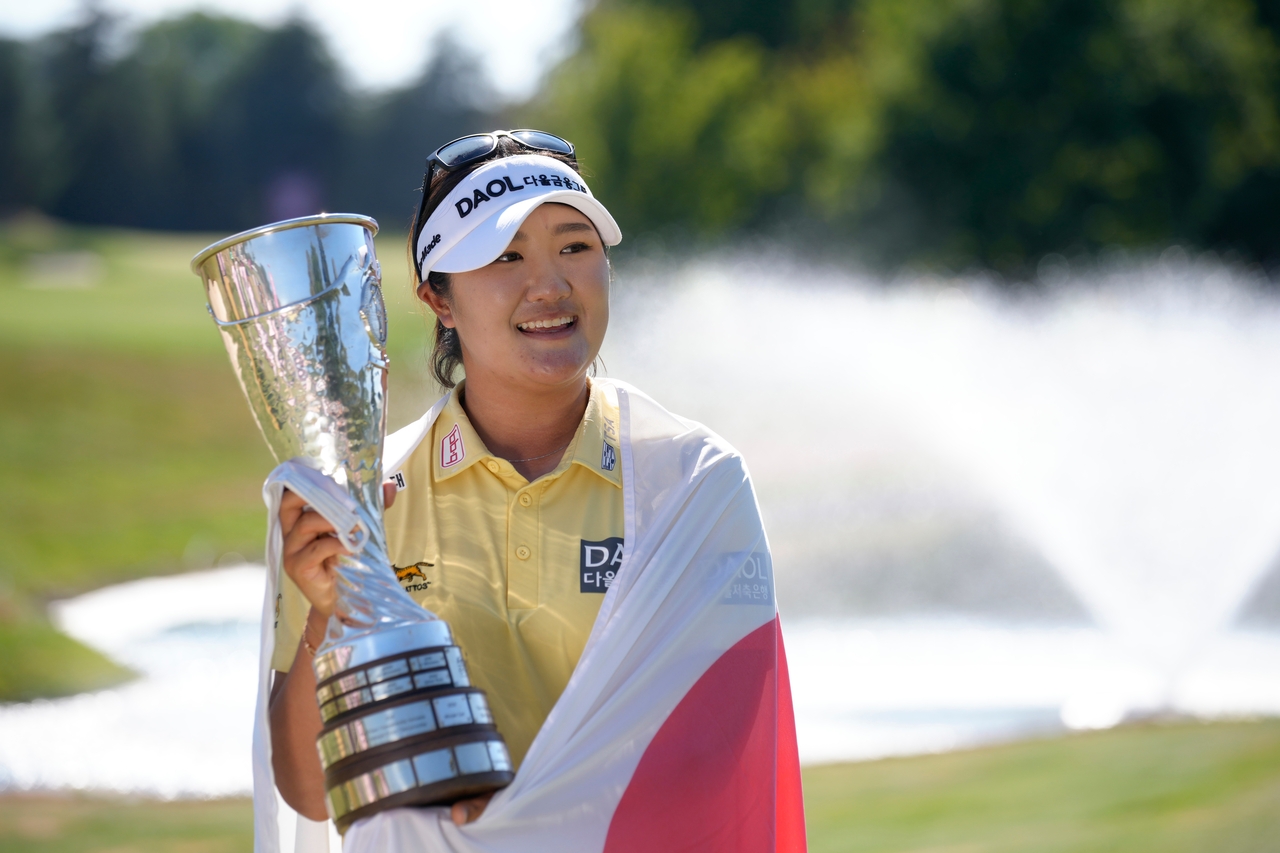 Ryu Hae-ran poses for the camera after winning the Amundi Evian Championship, one of the LPGA Tour's five majors. (AP-Yonhap)