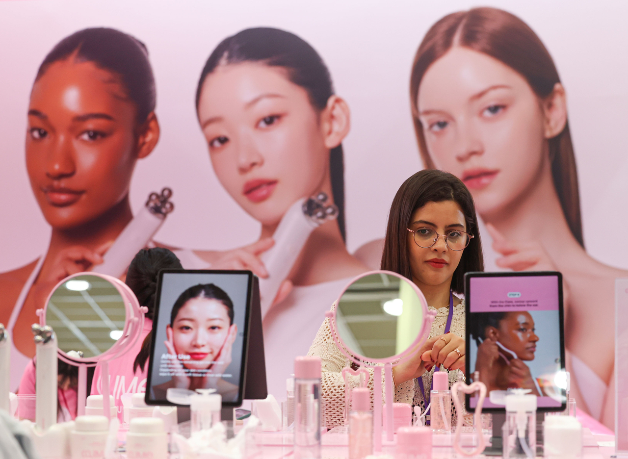 A visitor samples K-beauty products at an exhibition at Coex in southern Seoul on May 27. (Newsis)