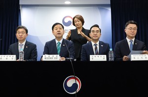 Korea lifts growth outlook, bets big on chip boom