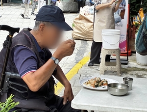 [르포] "방에 있으면 숨이 턱턱 막혀" 불볕더위 거리로 내몰린 사람들... - 뉴스 썸네일 이미지