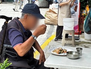 [르포] “방에 있으면 숨이 턱턱 막혀” 불볕더위 거리로 내몰린 사람들 [세상&]