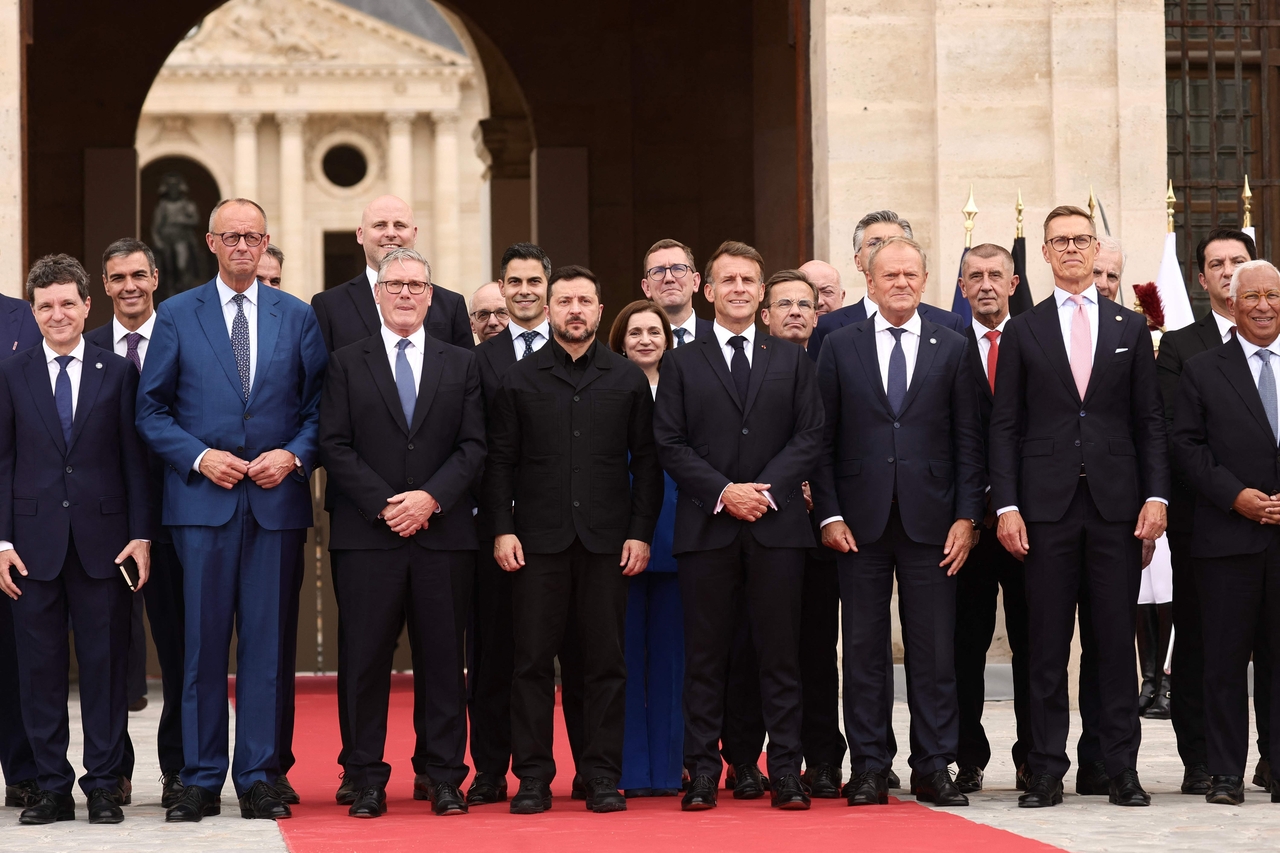 French President Emmanuel Macron (center left) and Ukrainian President Volodymyr Zelenskyy (C) pose for pictures with heads of states and governments before a summit of the Coalition of the Willing to support Ukraine, at the Hotel des Invalides in Paris, Monday.   (AFP-Yonhap)