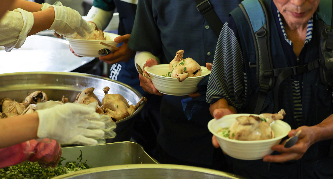 Senior residents line up to receive free bowls of samgyetang at Duryu Park in Daegu on Tuesday, a day before Chobok. (Newsis)