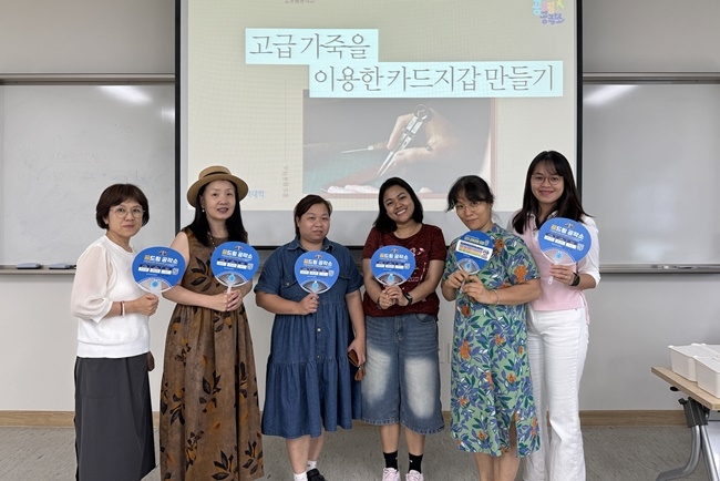 폴리텍 순천캠퍼스 꿈드림 공작소 교육생들이 기념 촬영하고 있다.