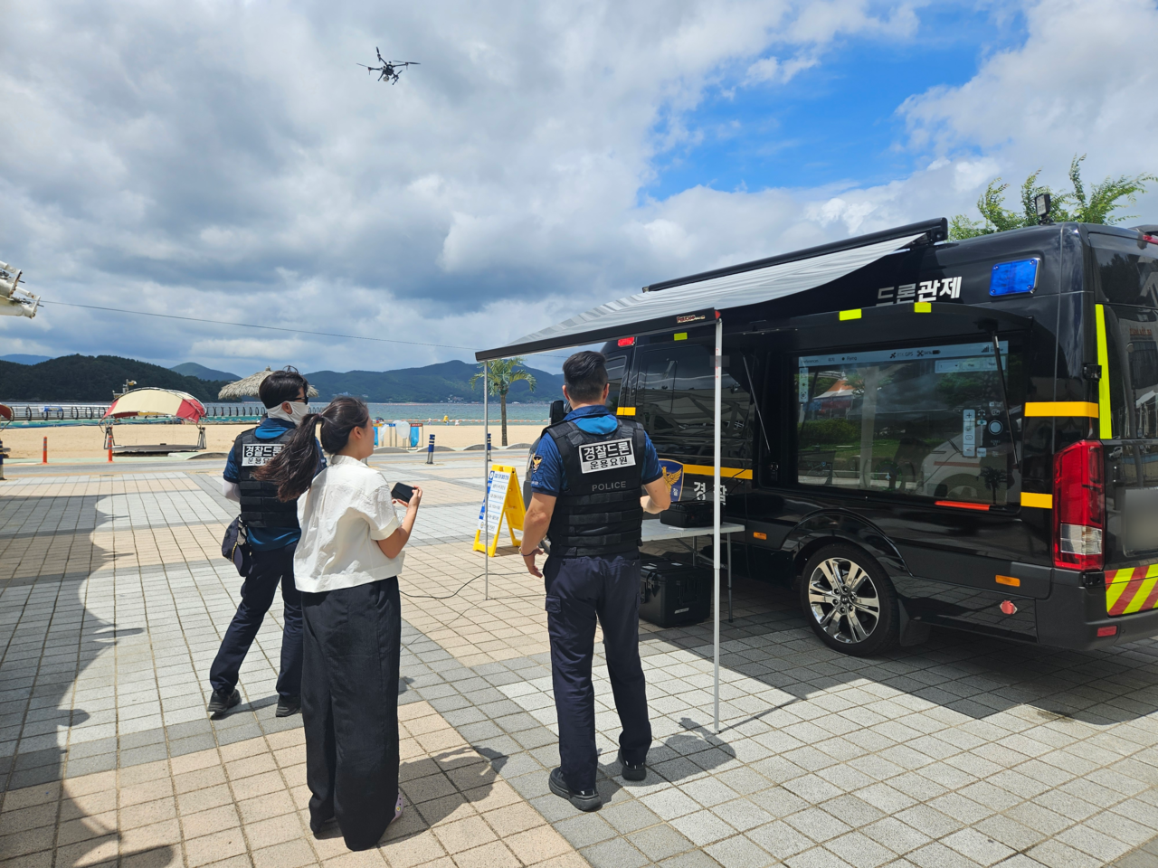 지난 2월 창설된 경남경찰청 드론팀과 운용차량 [경남경찰청 제공]