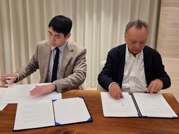 Lee Wook, CEO of Edena Korea (left), and David Lim, co-CEO of Silverlake Axis Group, sign the agreement to establish the Singapore joint venture. [Edena Korea]
