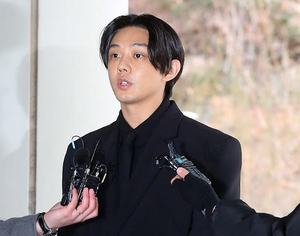 Yoo Ah-in spotted with director Jang Jae-hyun, fueling 'Vampire' casting rumors