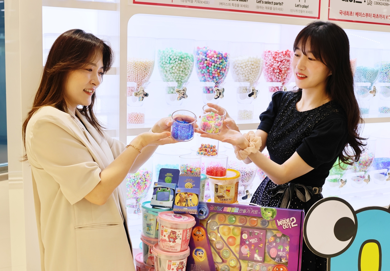 롯데아울렛 대구율하점 1층 슬코(SLKO) 팝업스토어에서 직원이 다양한 슬라임 제품을 선보이고 있다.[롯데백화점 제공]