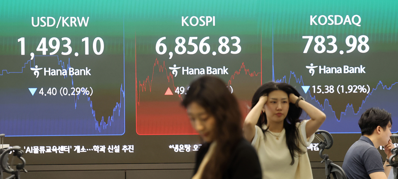 An electronic board showing the Korea Composite Stock Price Index at a dealing room of the Hana Bank headquarters in Seoul on Tuesday. (Yonhap)