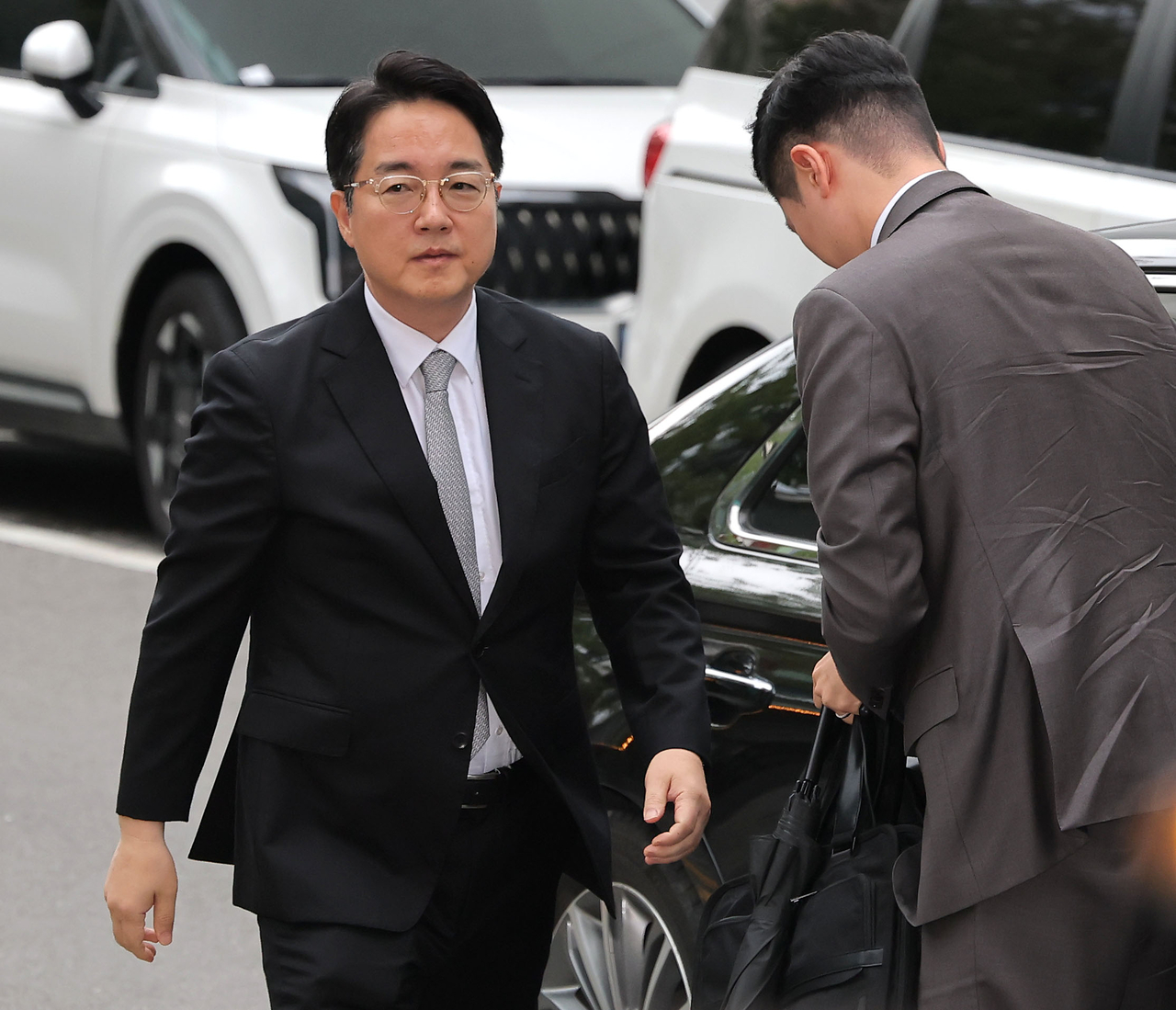 Former Prosecutor General Shim Woo-jung (C) arrives at special counsel Kwon Chang-young's office in Gwacheon, just south of Seoul, on Friday, for questioning over his alleged role in martial law. (Yonhap)