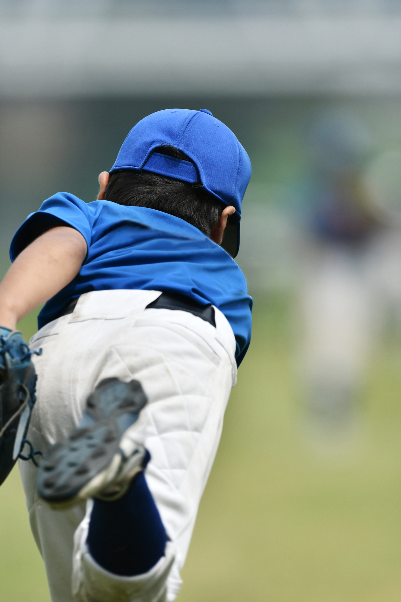 A student athlete throws a baseball. (123rf)