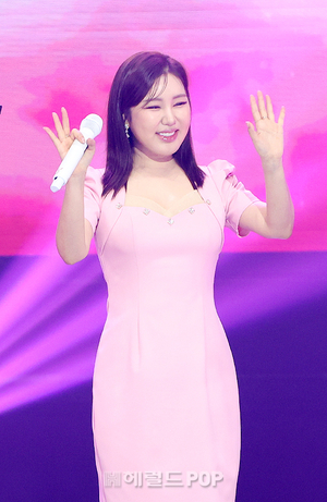 송가인, 어르신 팬들 위해 삼계탕집 오픈…“다 언니 오빠” 직접 서빙까지