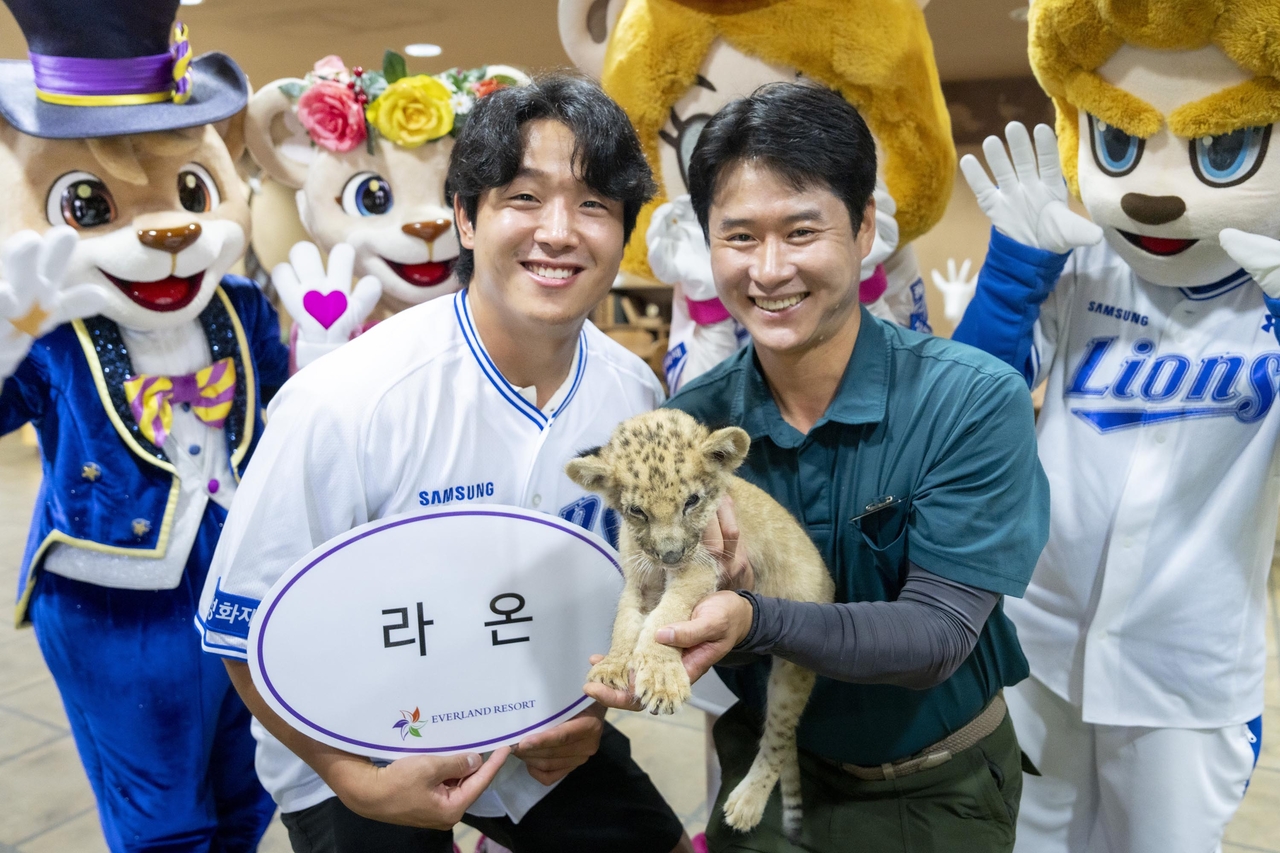 Samsung Lions pitcher Yang Chang-seop visits Everland's zoo conservation center with his family on Sunday, where he met a lion cub born at the park for the first time in eight years. [Everland]