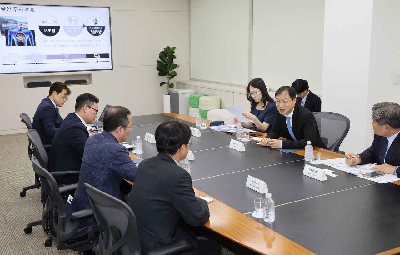 김상욱(오른쪽에서 두 번째) 울산시장이 14일 경기도 용인시 기흥구 삼성SDI 본사를 방문해 허은기 부사장 등을 만나 배터리에너지저장장치 분야 울산 투자에 대해 협력방안을 논의하고 있다. [울산시 제공]
