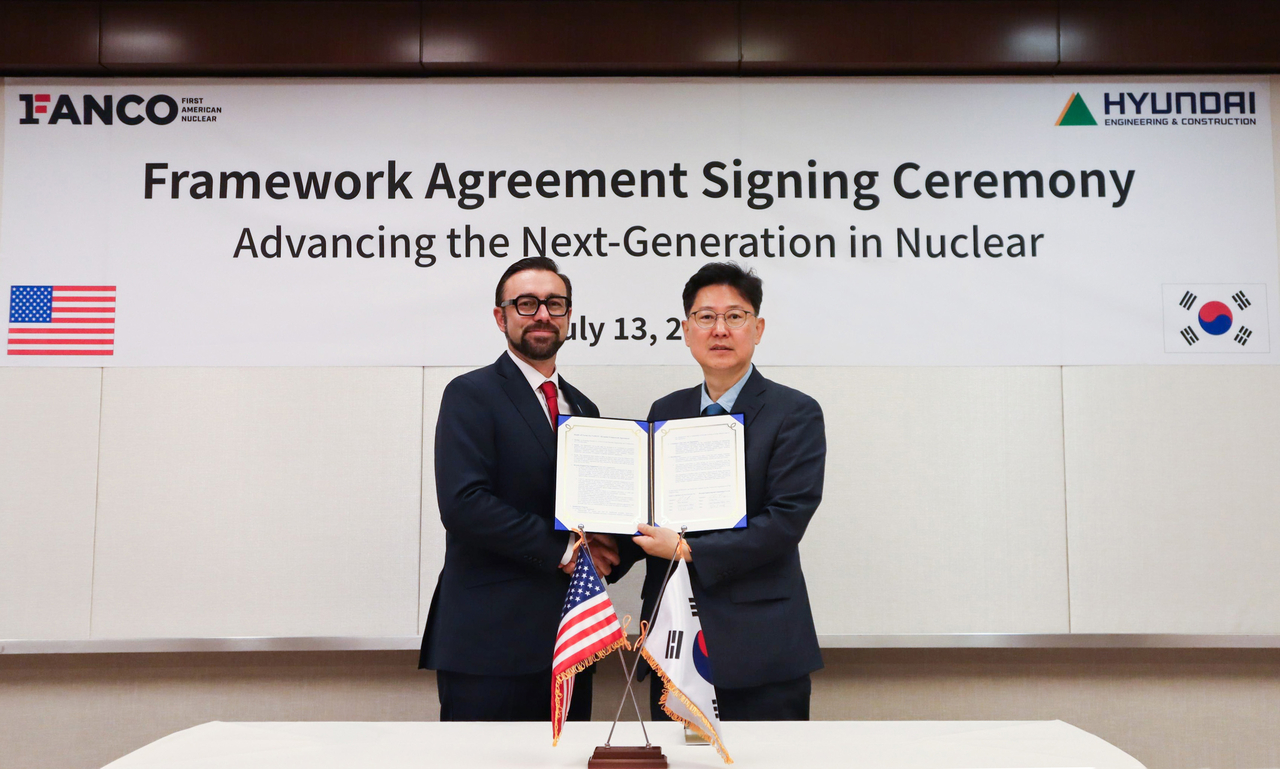 Choi Young (right), executive vice president of the new energy department at Hyundai E&C, and Mike Reinboth, CEO of FANCO, pose for a photo at a signing ceremony held at the InterContinental New York Times Sqaure Hotel in New York, Tuesday. (Hyundai E&C)