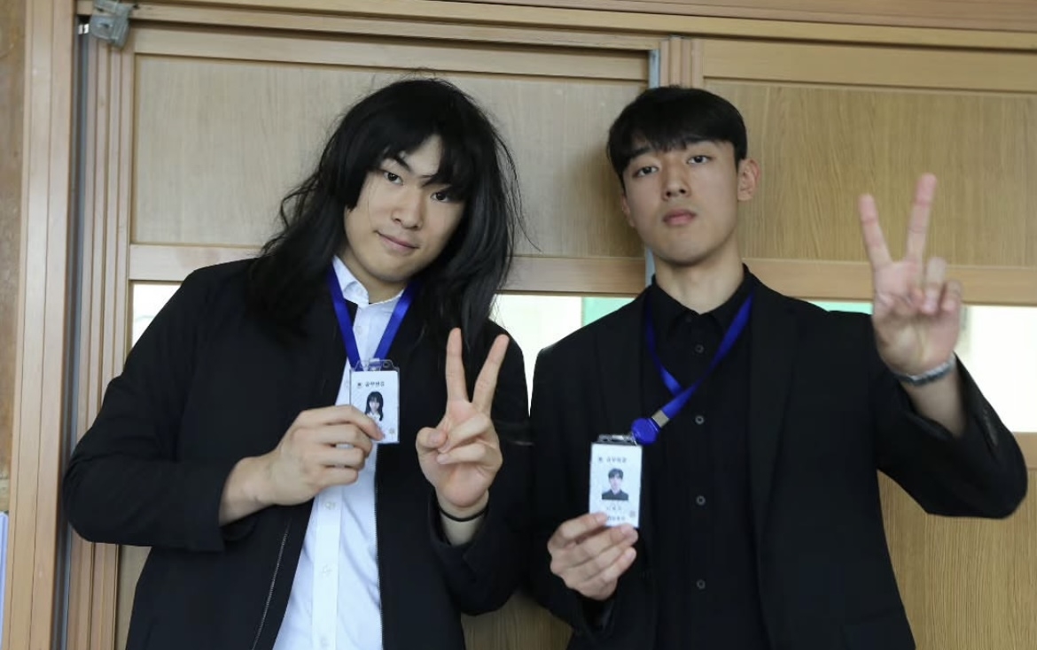 Uijeongbu High School seniors dress as characters from Netflix's "Teach You a Lesson" for their graduation photo, released Monday. (@uhbs.official)