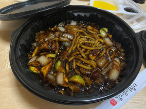 “요즘 짜장면 못 먹겠다” 배달음식, 죄다 ‘검은 플라스틱’에…찝찝한 이유, 알고 보니 [지구, 뭐래?]
