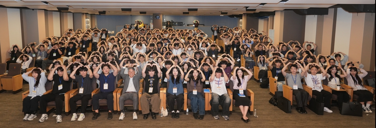 KG그룹 신규입사자들이 서울 중구 KG타워 하모니홀에서 열린 ‘2026 Welcome to KG’에서 곽재선 회장 및 그룹 임원들과 기념촬영을 하고 있다. [KG그룹 제공]