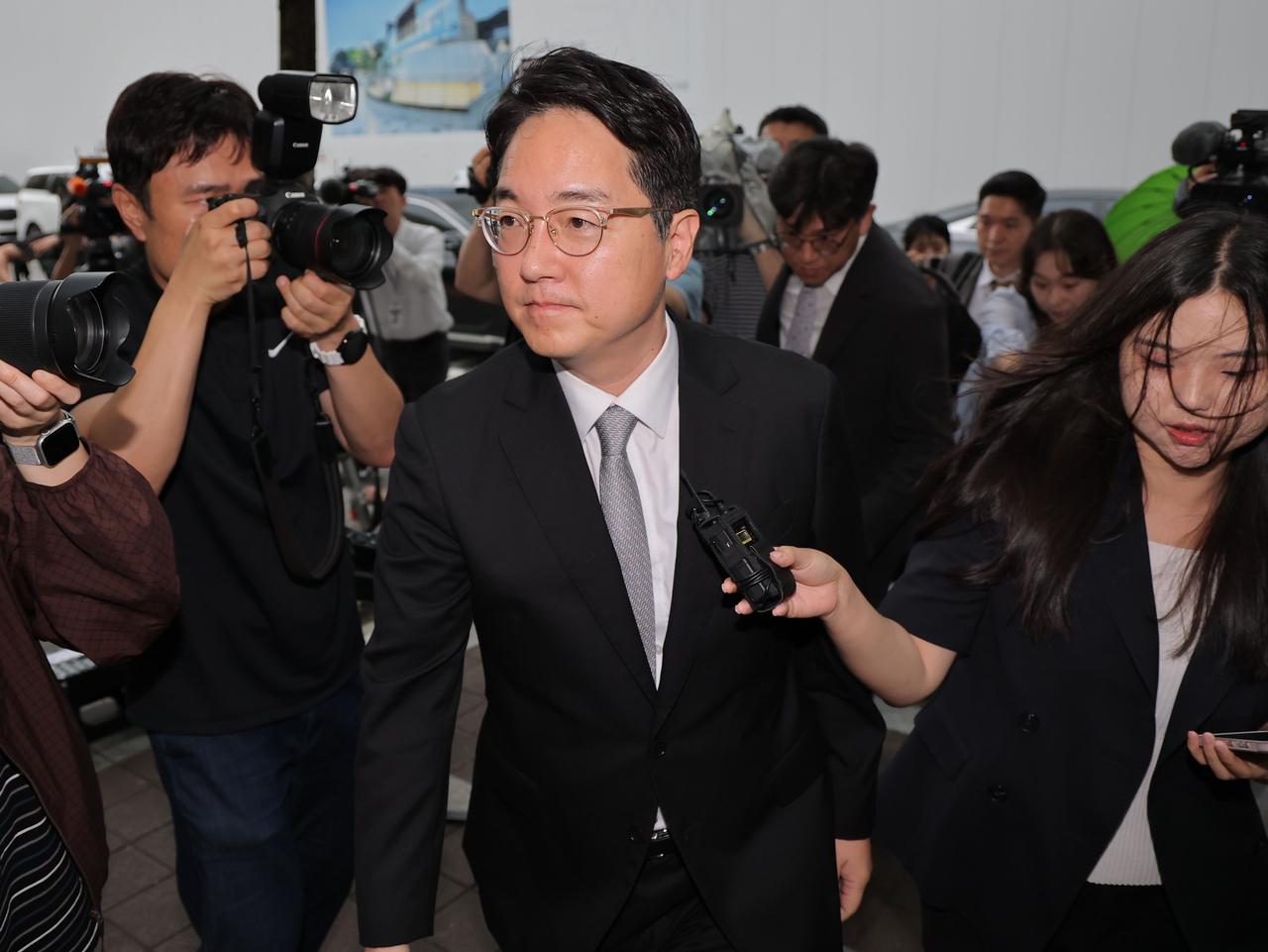 심우정 전 검찰총장(가운데)이 지난 10일 피의자 조사를 받기 위해 경기 과천에 있는 2차 종합특검 사무실에 출석하는 모습. [연합]
